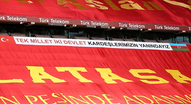 Azerbaycan’a destek pankartı