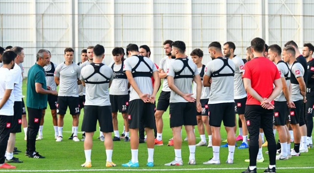 Konyaspor’da İsmail Kartal takımıyla ilk antrenmanına çıktı