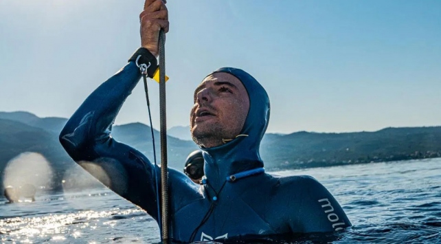 Fransız serbest dalışçı 112 metre ile dünya rekoru kırdı