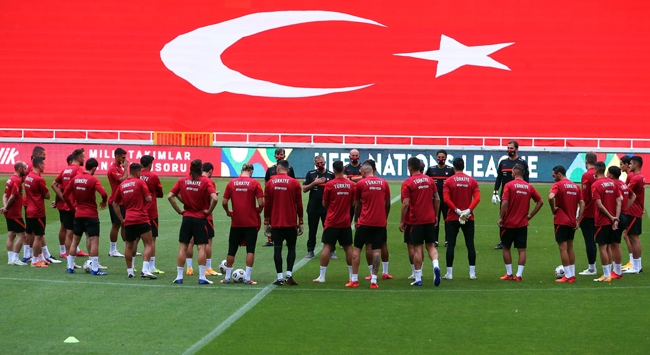 Türkiye-Sırbistan maçında localara seyirci alınacak