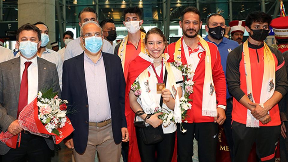 Dünya şampiyonu Ayşe Begüm Onbaşı yurda döndü