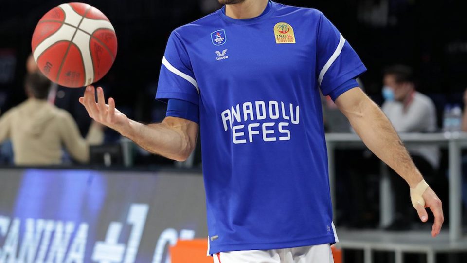 Anadolu Efes Avrupa’da galibiyet peşinde