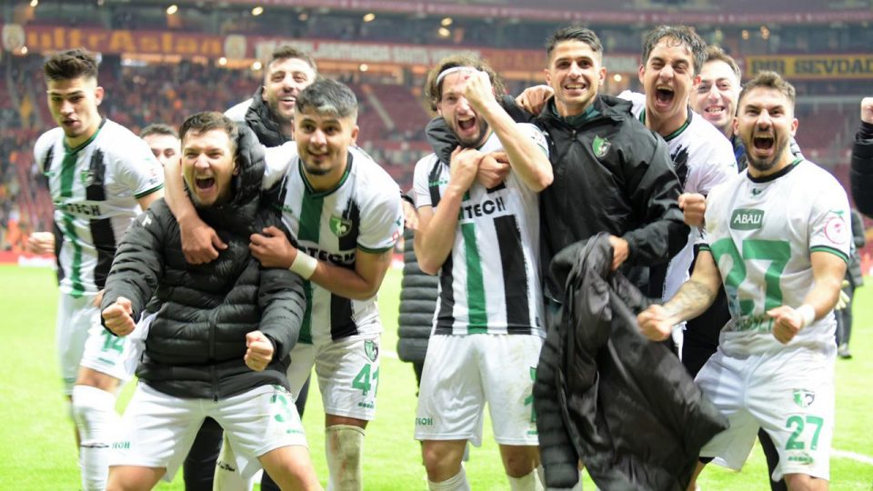 Denizlispor’da Galatasaray galibiyeti sevinci yaşanıyor