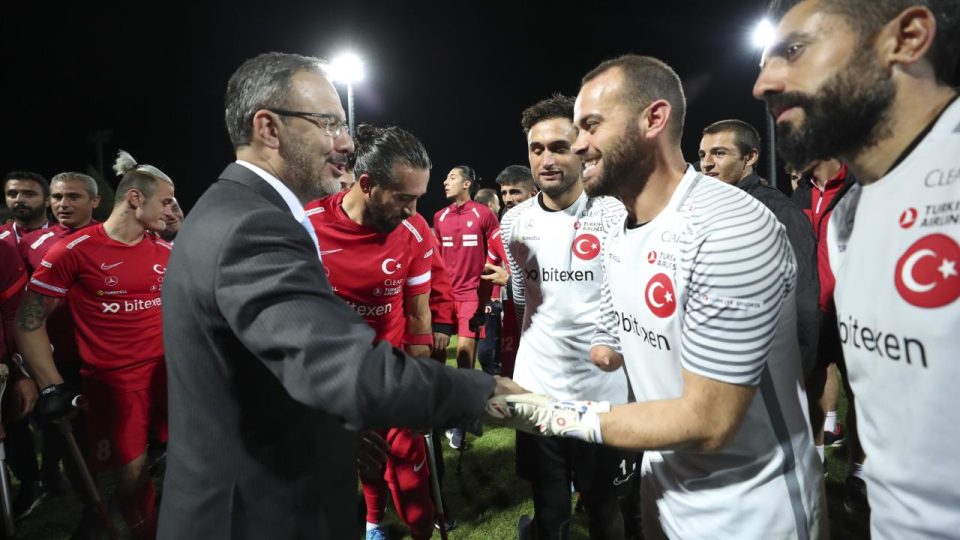 Ampute Futbol Milli Takımı, çeyrek final sevincini Bakan Kasapoğlu ile paylaştı
