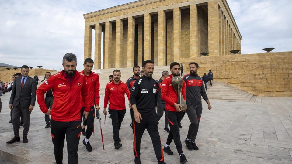 Dünya şampiyonu Ampute Futbol Milli Takımı Anıtkabir’i ziyaret etti