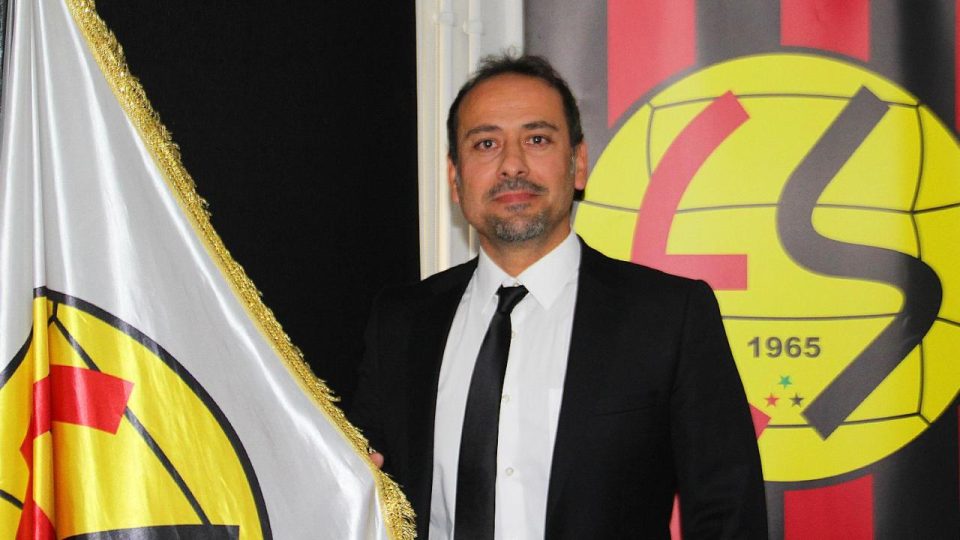 Eskişehirspor’da teknik direktörlük görevine Emre Özbayer getirildi