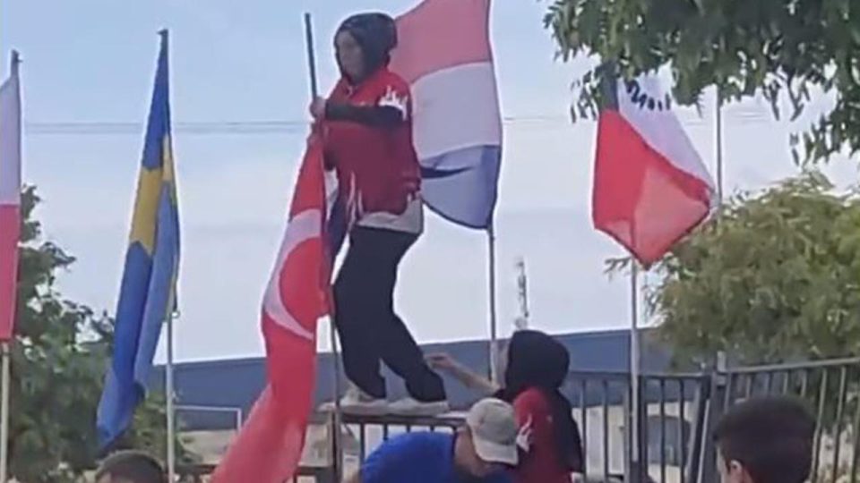 Milli sporcu Rabianur Uzunay, yarıya düşen Türk bayrağını göndere çekti