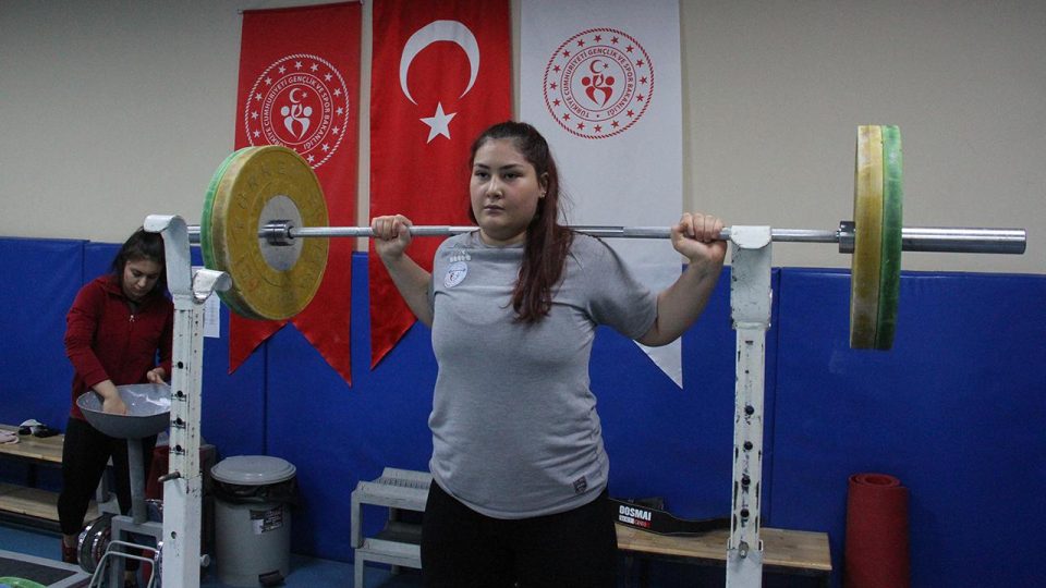16 yaşındaki milli sporcu Zeynep Efe olimpiyatlar için çalışıyor