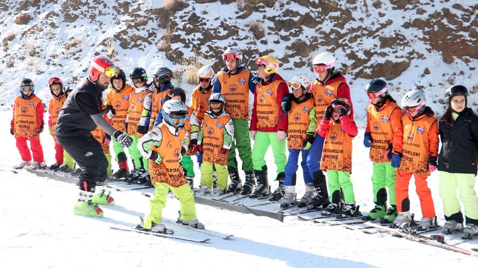 Erzurum’da çocuklar kayakla tanışıyor