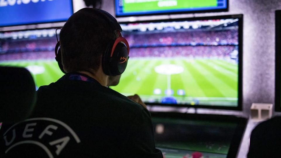 VAR konuşmaları canlı yayınlanacak