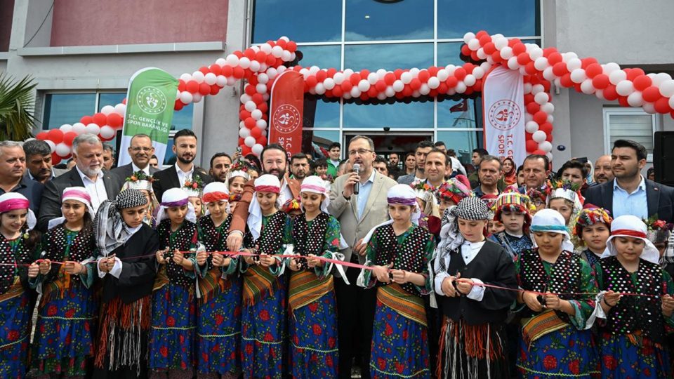 Bakan Kasapoğlu İzmir’de gençlik merkezi açılışı yaptı