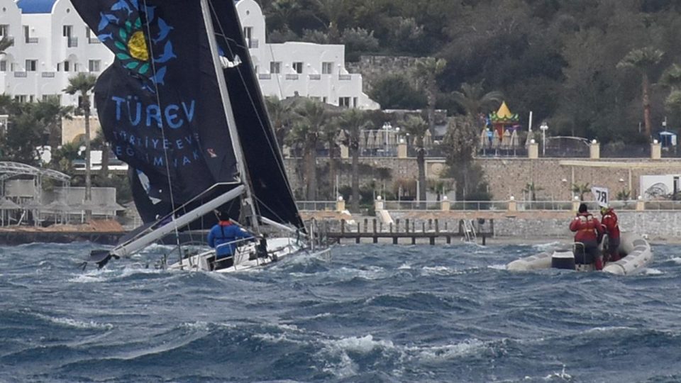 Bodrum’da yelken yarışları sırasında çarpışan teknelerden biri battı