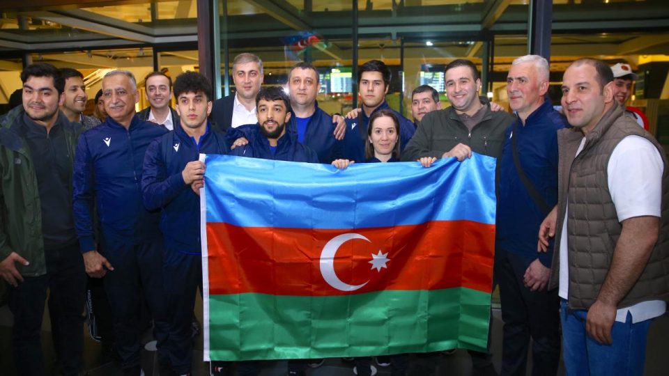 Erivan’daki bayrak yakma provokasyonunun ardından Azerbaycanlı sporcular Bakü’ye döndü