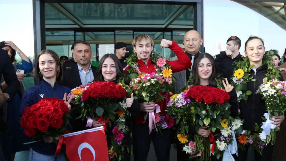 Ermenistan’da madalya kazanan Türk halterciler Aliyev’in davetiyle Azerbaycan’da