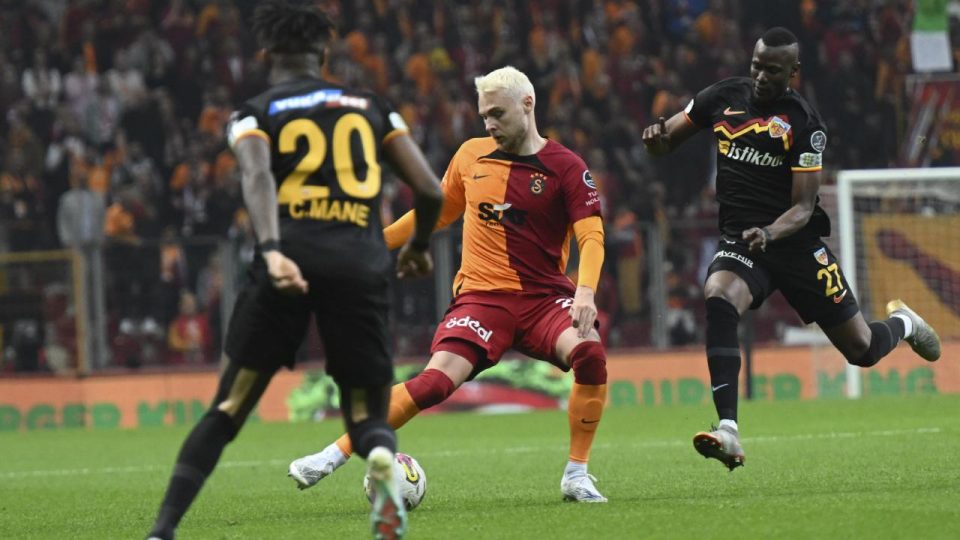 Galatasaray evinde faklı kazandı