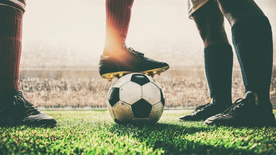 İngiltere’de yardımcı hakemin futbolcuya dirsek attığı iddiasıyla ilgili soruşturma başlatıldı
