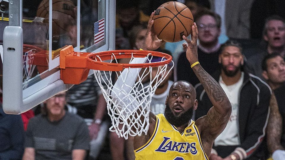 Lakers, LeBron’un uzatmada attığı basketiyle kazandı