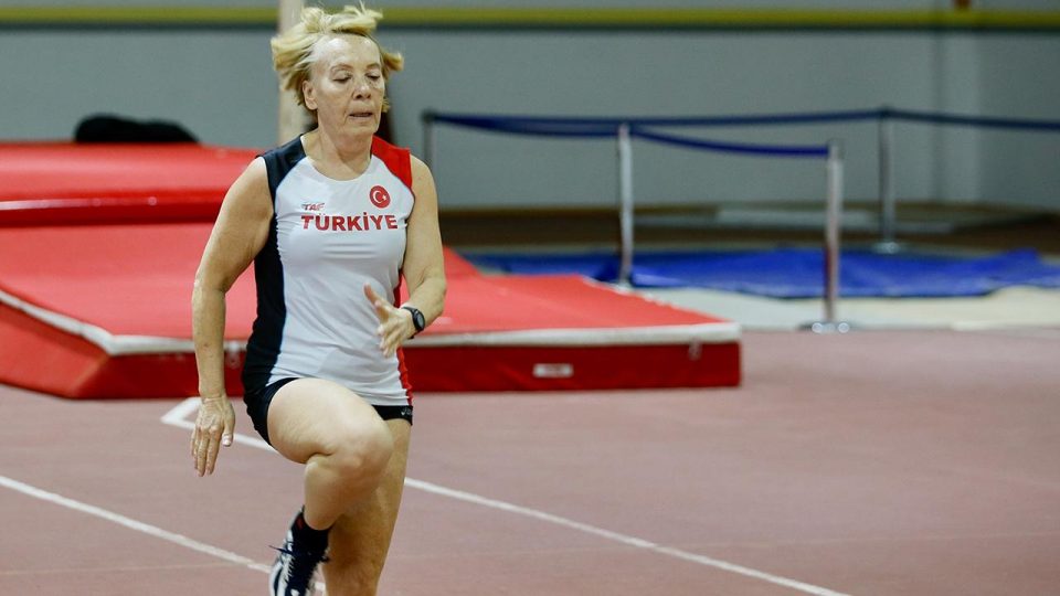 Master atlet 57 yıllık spor yaşantısına yeni rekorlar ekliyor