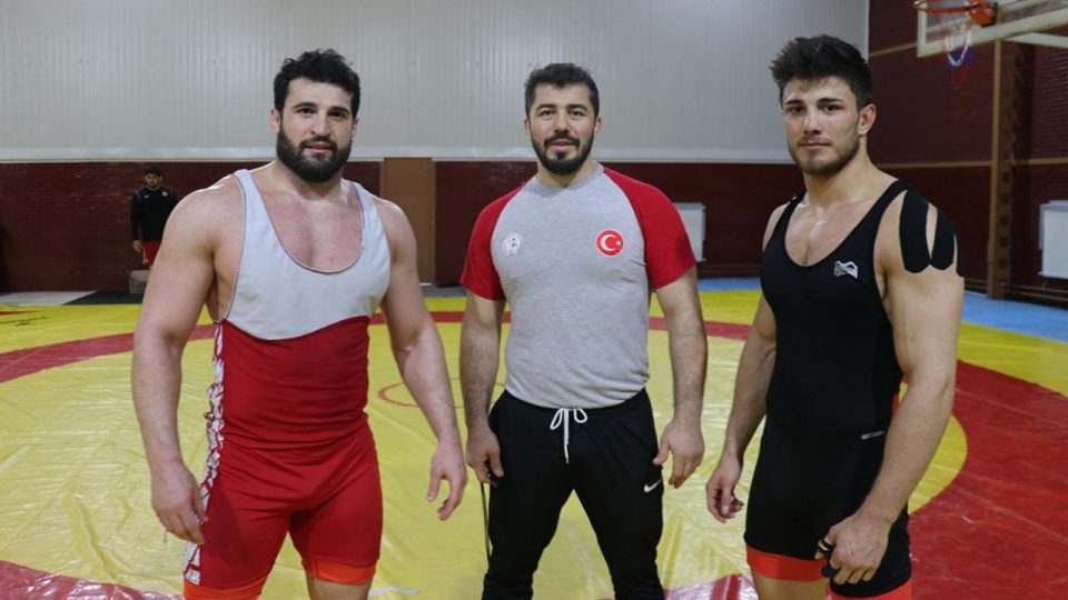 Milli güreşçi kuzenler şampiyonalarda çifte başarı hedefliyor
