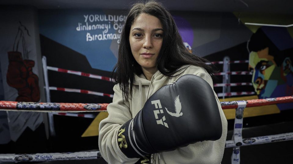 Profesyonel boksör Seren Ay Çetin İspanyol Molina ile karşılaşacak