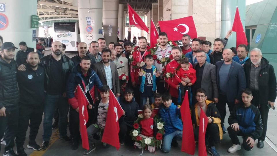 Serbest Güreş Milli Takımı Ankara’da çiçeklerle karşılandı