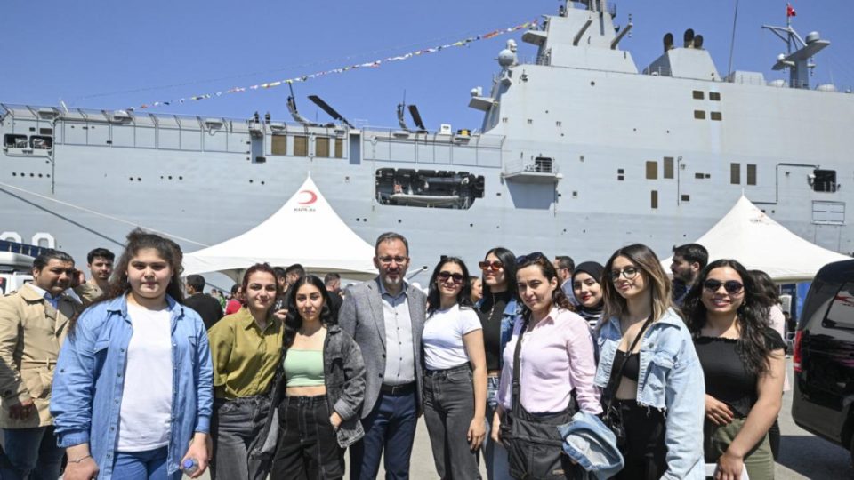 Bakan Kasapoğlu İzmir’e demirleyen TCG Anadolu’yu ziyaret etti