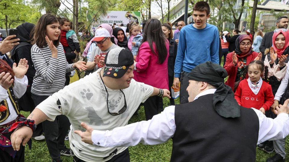 Engelli sporcular ve aileleri “Engelsiz piknik, kültür ve spor şenliği”nde buluştu