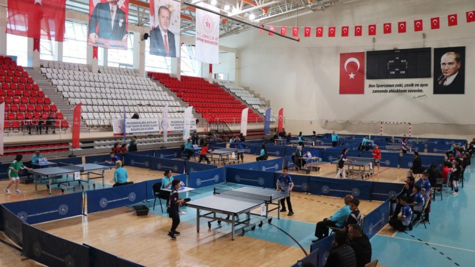Erzincan’da küçükler masa tenisi grup müsabakaları başladı