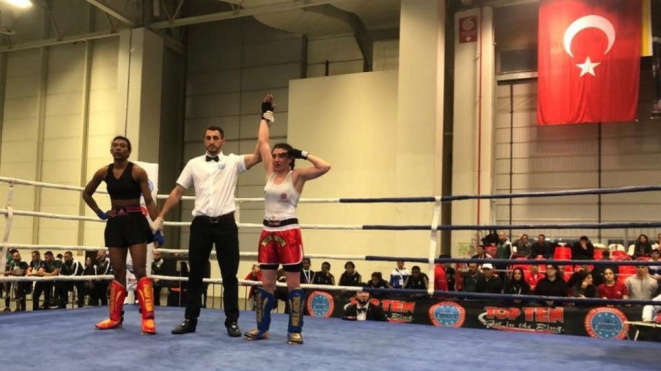 Kız çocuğu kick boks yapamaz diyenlere aldırmadı Dünya şampiyonu oldu