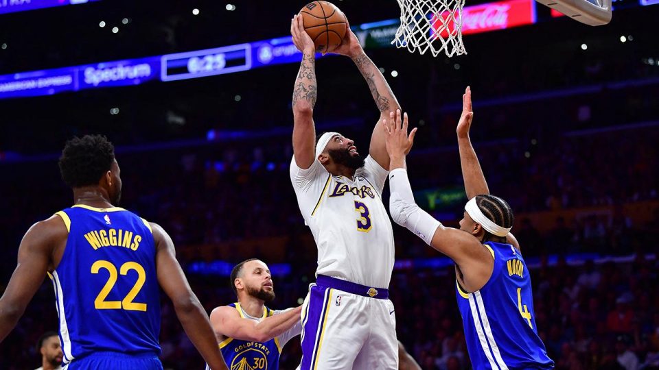 Lakers Warriors’ı farklı yenerek seride öne geçti