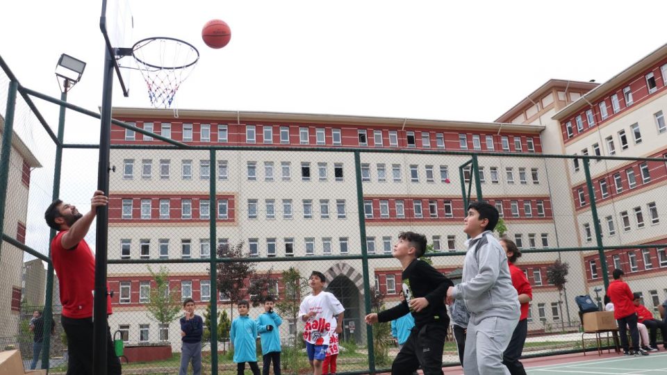 Malatya’daki çocuklar depremin izlerini sporla silmeye çalışıyor