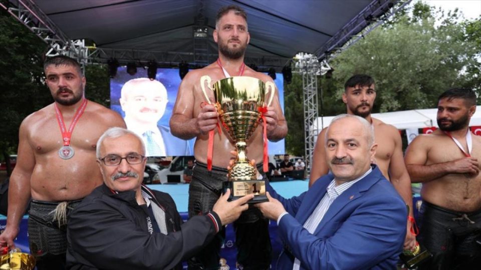 28. Geleneksel Hünkar Çayırı Güreşleri’nde başpehlivanlığı Nedim Gürel kazandı