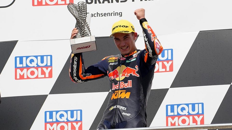 Deniz Öncü kariyerinin ilk Moto3 zaferini kazandı