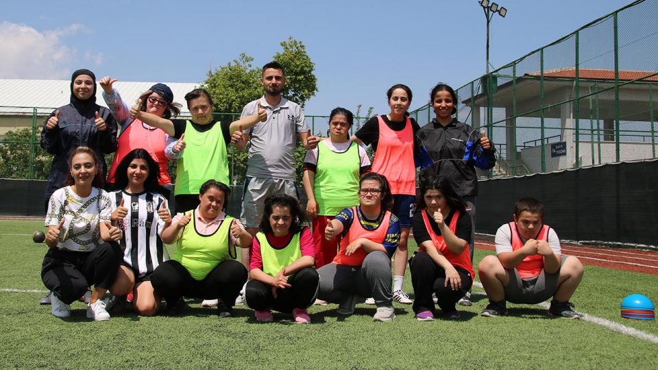 Depremzede down sendromlu çocuklar kadın futbolcularla buluştu