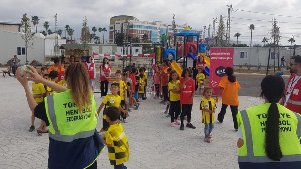“Hentbol iyileştirir” projesi kapsamında gönüllüler depremzedelerle buluştu