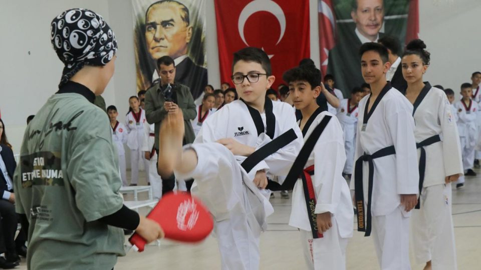 Kayseri’de kırsal mahallelerdeki çocuklar jandarma öncülüğünde sporla tanıştı