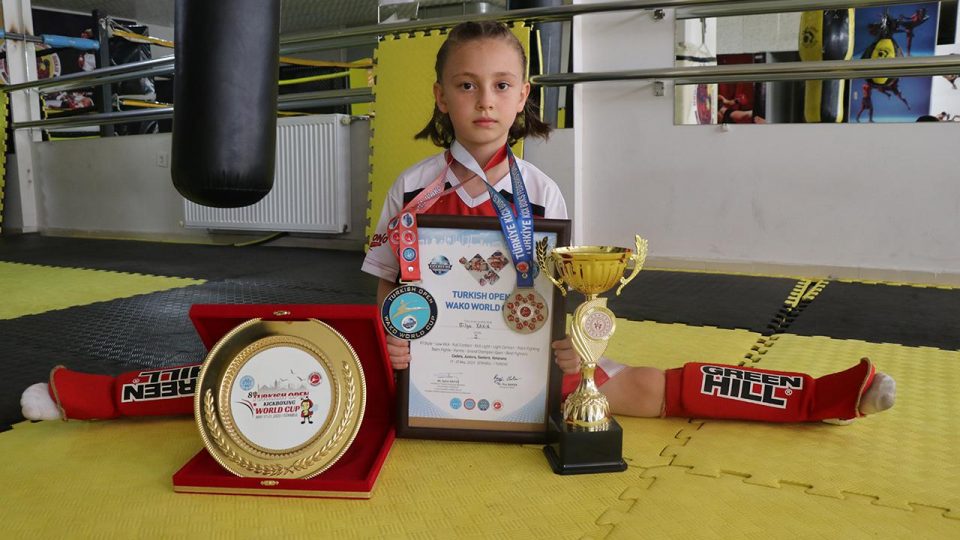 Minik kick boksçu milli takım için çalışıyor