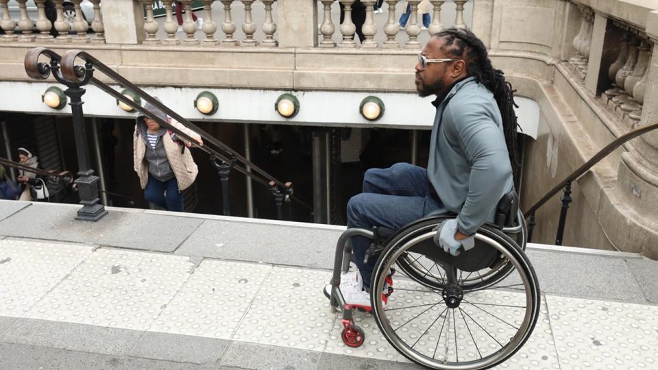 Olimpiyatlara hazırlanan engelli sporcu Paris’te zorluklardan yakınıyor