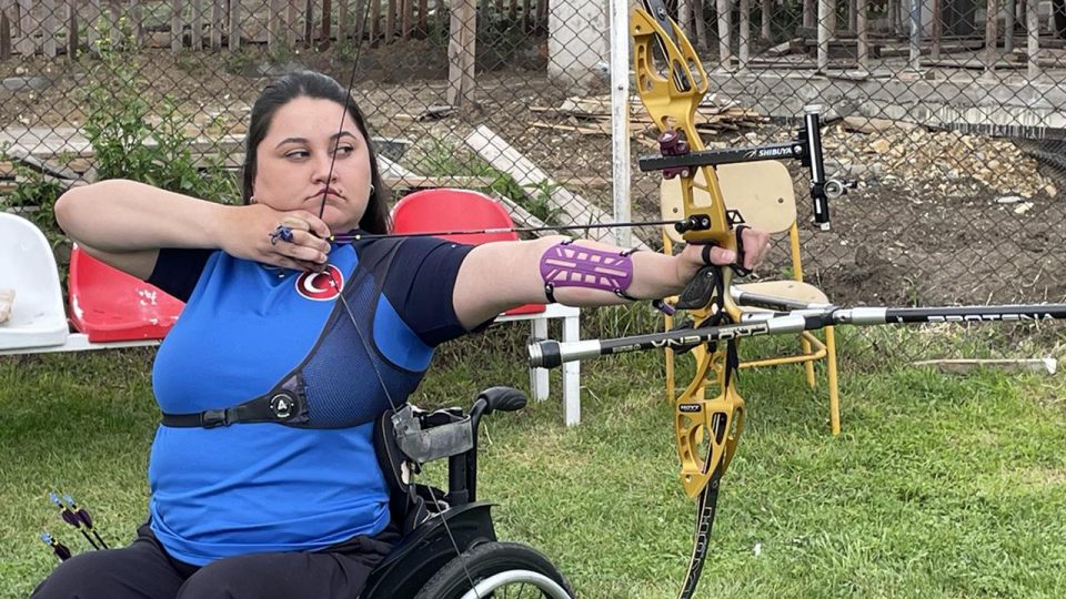 Para milli okçu Merve Nur Eroğlu yayını olimpiyat kotası için çekiyor