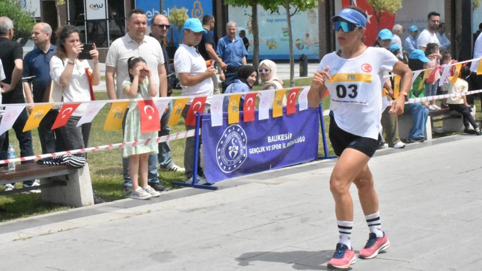 Postacılar şampiyon olmak için yürüdü