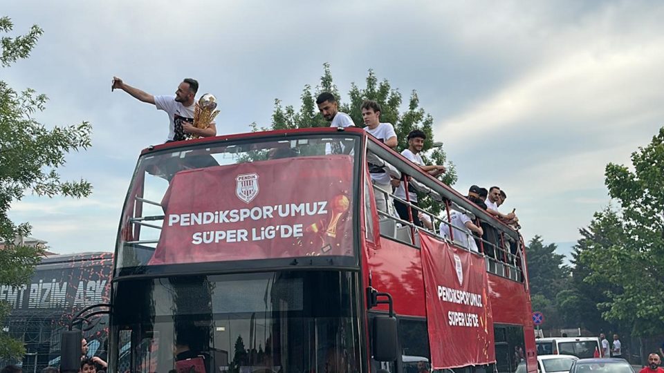 Süper Lig’e yükselen Pendikspor başarısını Pendiklilerle kutladı