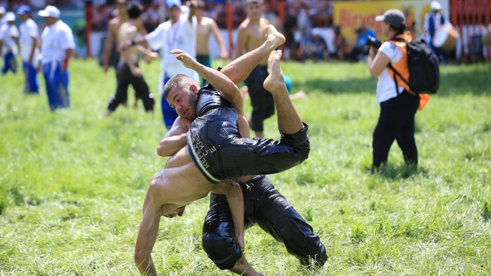 Başpehlivanlar kazanmak için türlü türlü güreş tekniğini deniyor