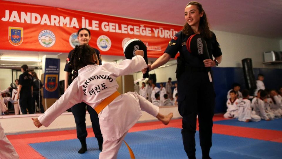 Kırsal mahallelerdeki çocuklar jandarmanın projesiyle tekvando öğreniyor