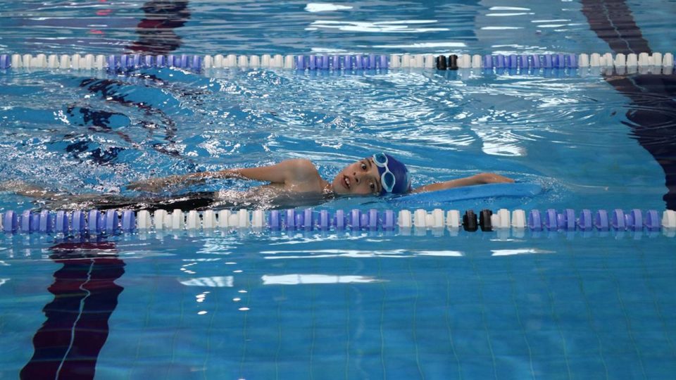 Bedensel engelli minik yüzücü milli sporcu olma hedefiyle kulaç atıyor