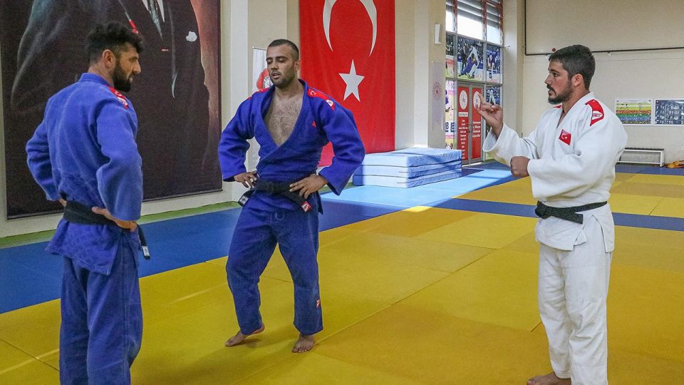 İşaret dili öğrenerek eğittikleri işitme engelli sporcular Türkiye şampiyonu oldu