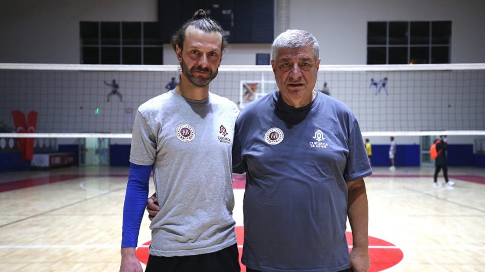 Baba ve oğlu Hakkari’de voleybol takımının başarısı için ter döküyor