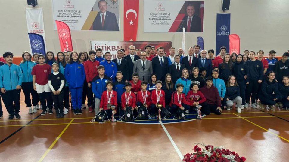 Balıkesir’de 85 sporcuya malzeme desteği verildi